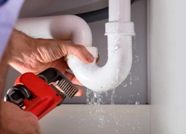 fontanero torrevieja reparando fuga de agua