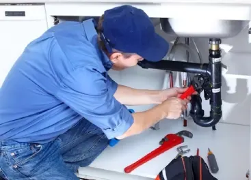 fontanero desatascando tuberia bano torrevieja